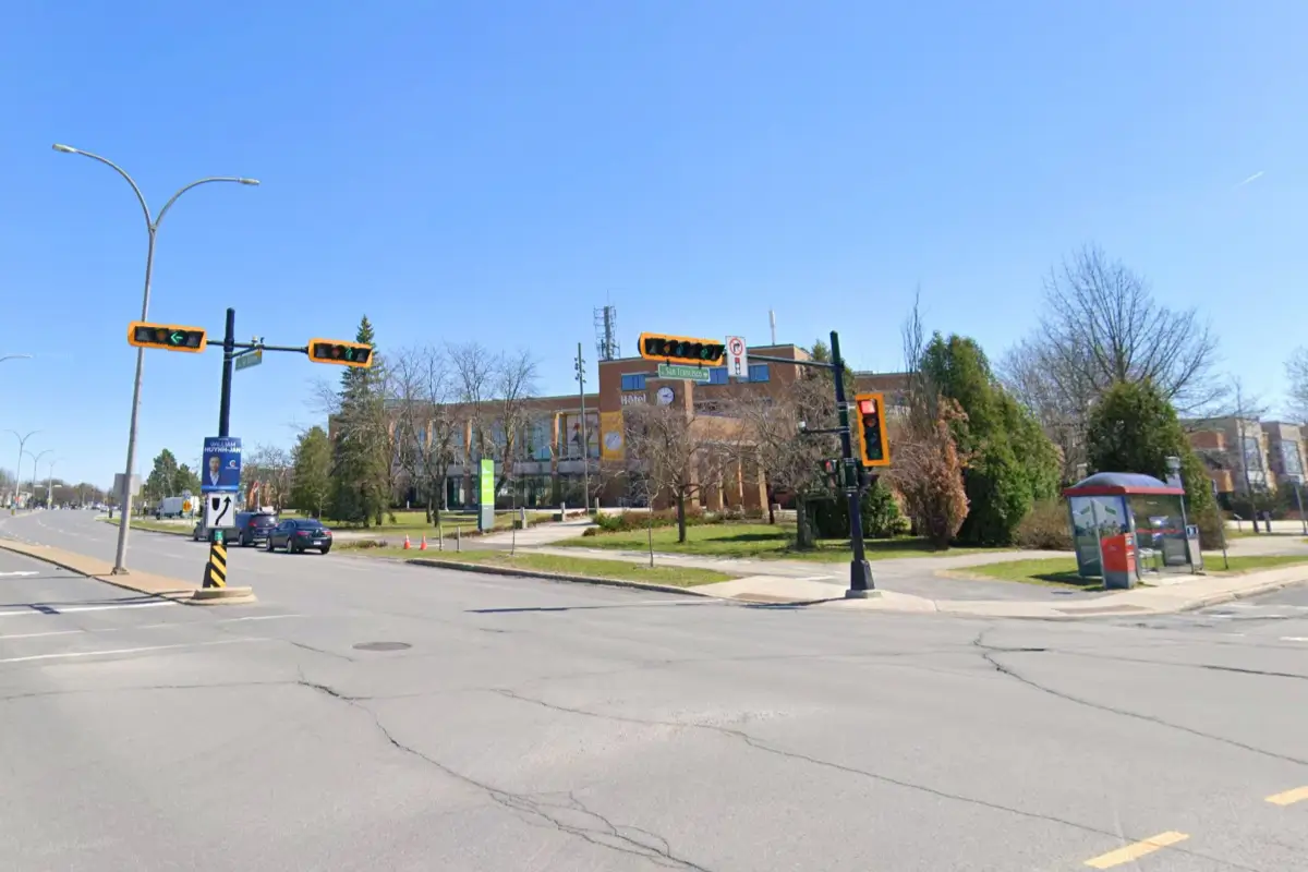 Vue sur l'hotel de ville de Brossard proche du boulevard Taschereau
                         sur la Rive-Sud de Montréal